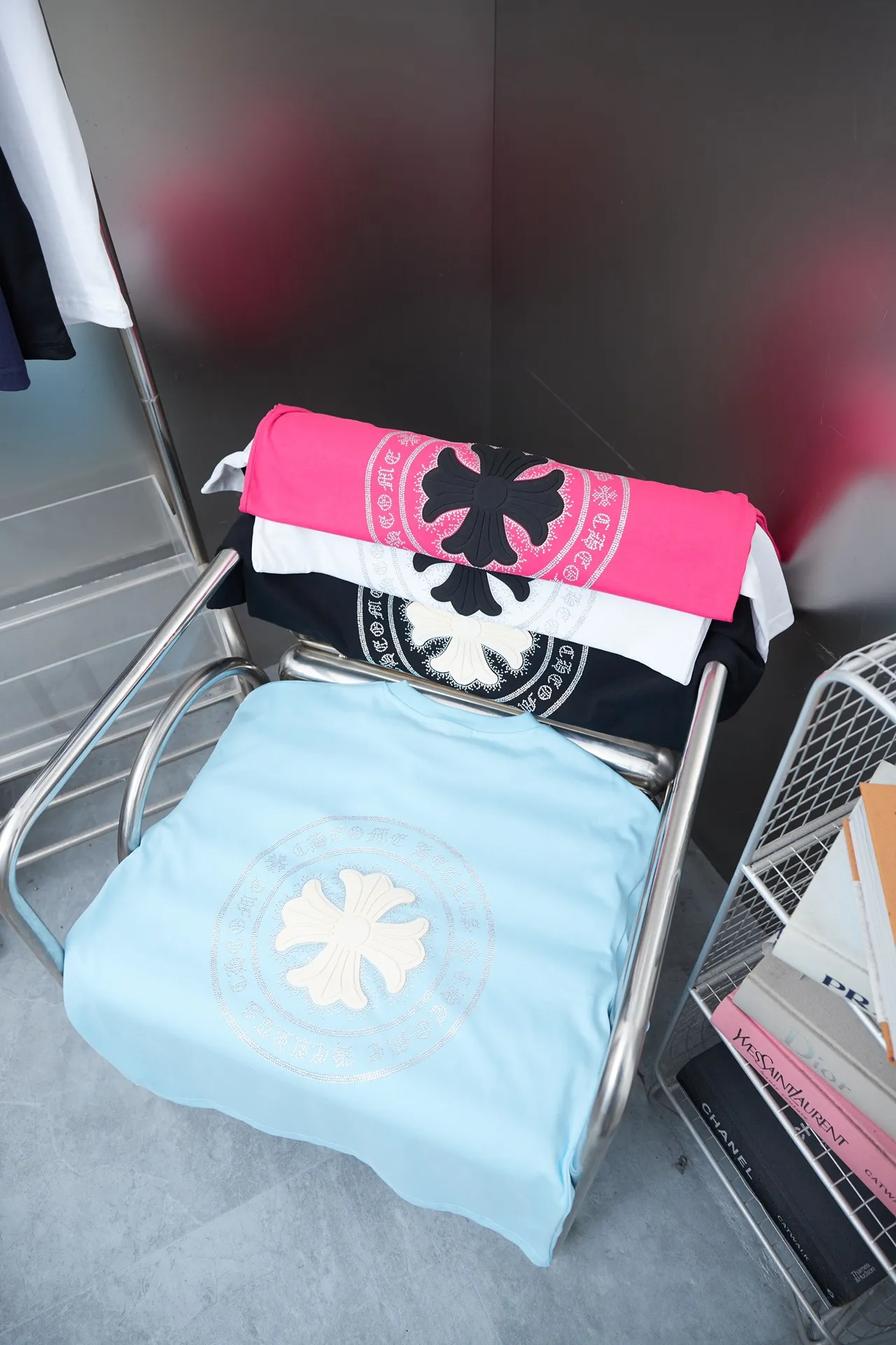 🅿️210 Ch*ome Hearte 25SS early spring new style, thick printed hot diamond short sleeves, light luxury, essential item for daily commuting for men and women, correct version, welcome to compare, detailed features · 320g 100% pure cotton double yarn jersey fabric · Special thickened 32 pieces of double-strand 1X1 threads custom dyed in the same vat · Imported Australian matte pearlescent diamonds ➕ Three-dimensional thick plate Croix heart letters · Double-needle sewing and cross-seam technology · Original main mark, washed tag, brand moisture-proof paper packaging Color: black/white/rose red/blue Size: S/M/L/XL